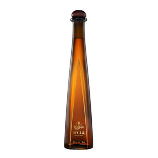 Don Julio 1942 Añejo Tequila 50ml offers notes of caramel and toasted oak, delivering a rich and smooth tasting experience.