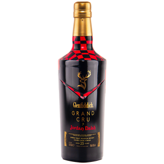 The Glenfiddich Grand Cru 23 Year Old x Jordan Dalah Box Set features a black and red checkered neck, gold accents, and the iconic stag logo. Enjoy notes of brioche and banana in this special single malt Scotch whisky collaboration.