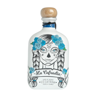 La Cofradia Ed. Catrina Blanco 700ml comes in a white bottle adorned with a Day of the Dead-inspired woman's face, braided hair, blue flowers, black designs, a wooden cap, and is finished with a blue ribbon. Crafted from premium agave.