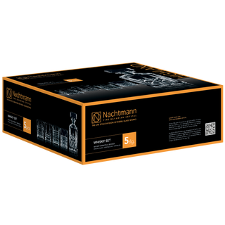 Clear crystal Highland decanter with stopper beside four cut-pattern whisky glasses reflecting light through the facets.